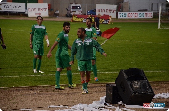 החמיץ פנדל אבל גמל בשער, אז החיוך מובן. עידן דוד במרכז (אמיר אזון)